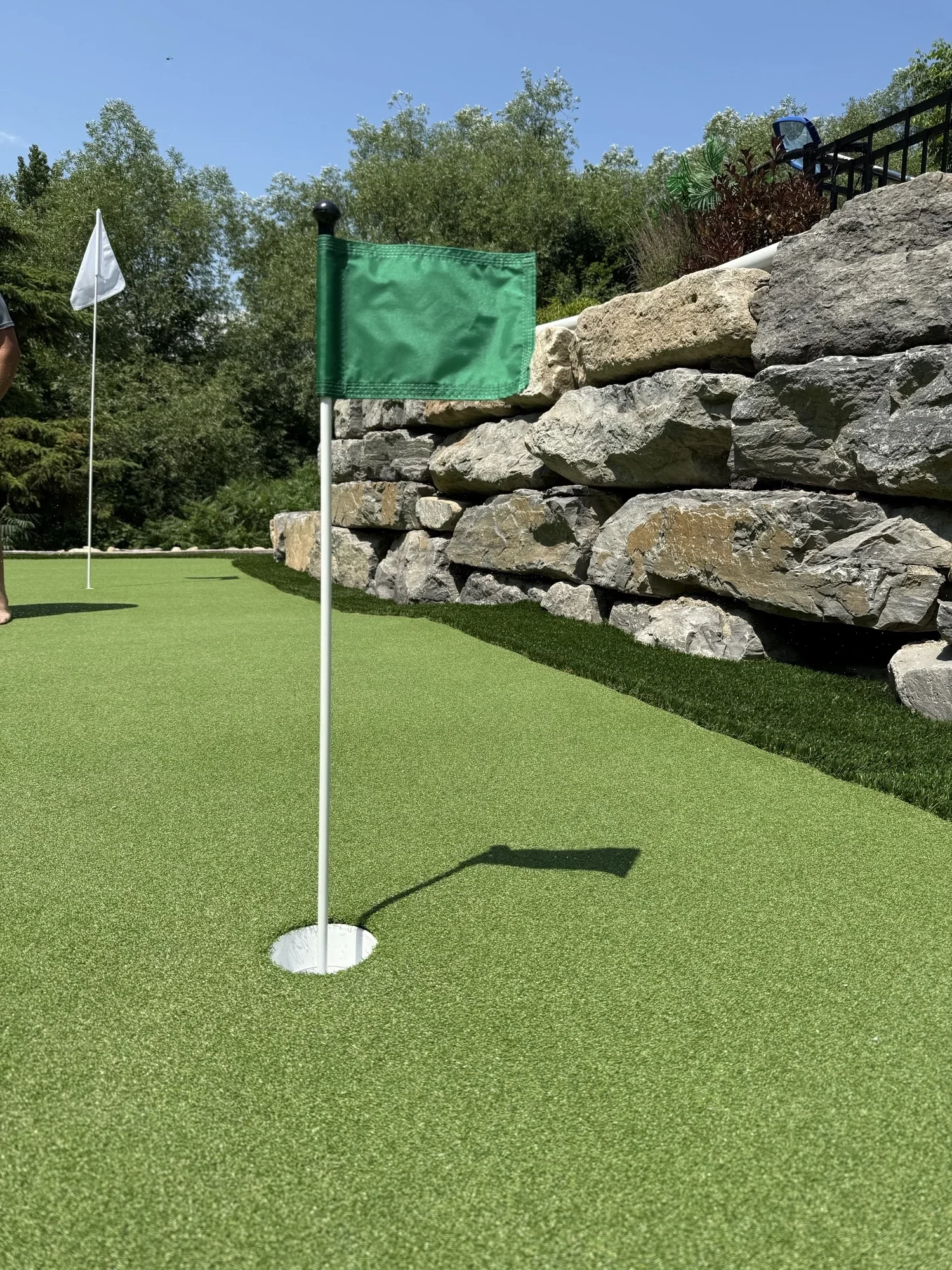 Green de golf avec gazon synth&eacute;tique