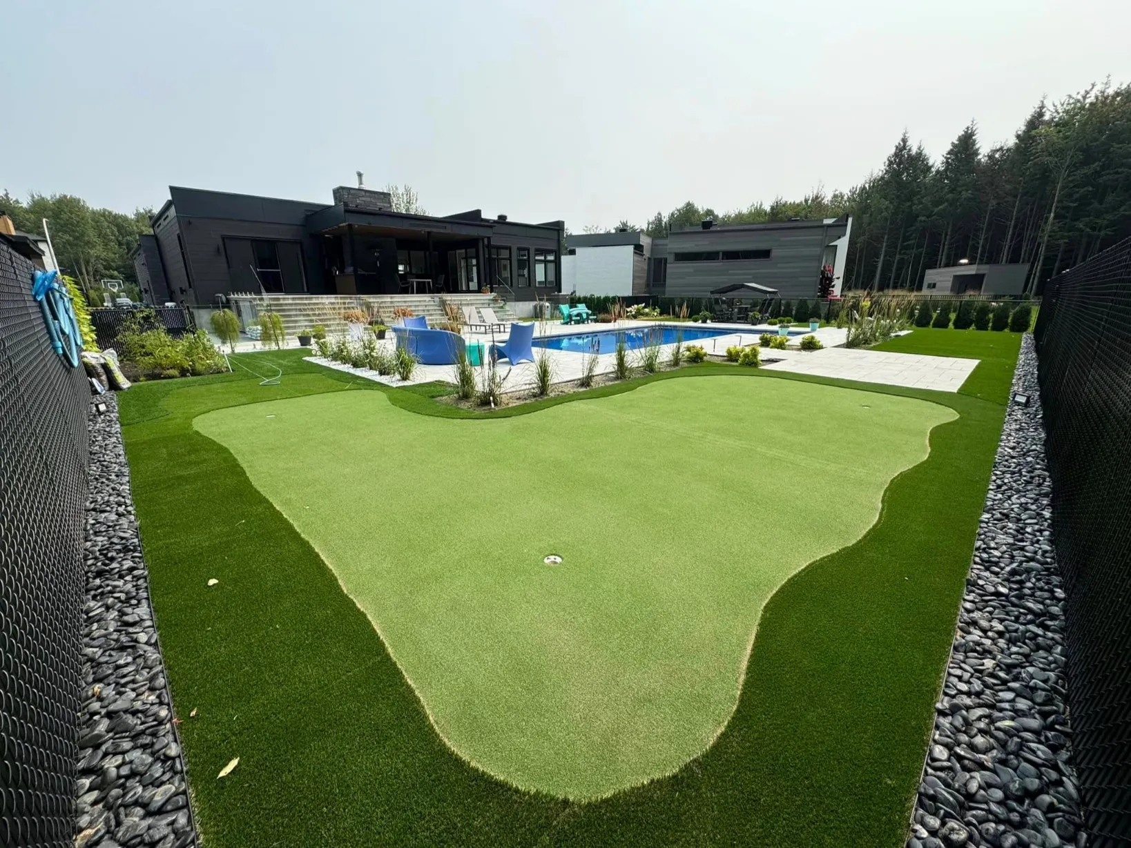 Pourtour de piscine et patio en gazon synth&eacute;tique